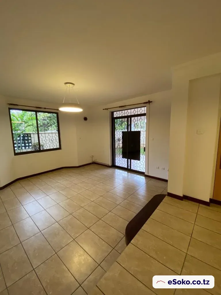 Well Maintained 4 Bedroom Townhouse in Oysterbay with Private garden — photo 3