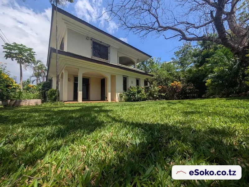 Well Maintained 4 Bedroom Townhouse in Oysterbay with Private garden